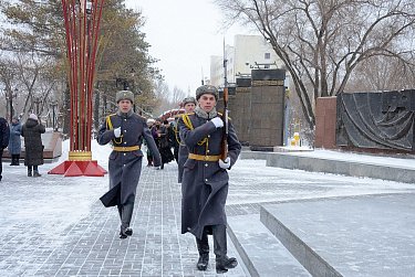 Парламентарии возложили цветы к Вечному огню